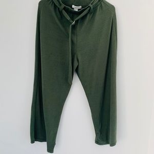 Olive green cropped pants, adjustable belt.